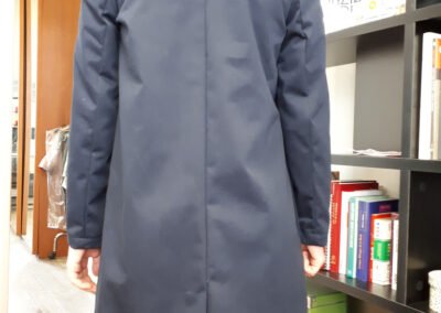 manteau gris vu de derrière